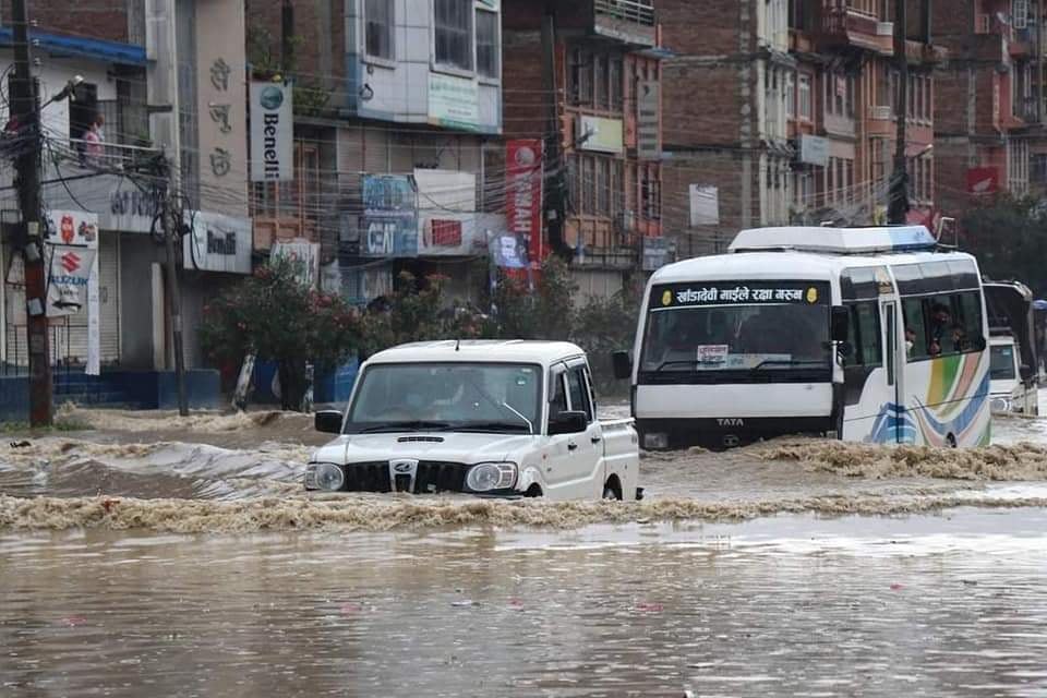 उपत्यकामा यो वर्षकै ठूलो वर्षा : सडक जलमग्न, विभिन्न स्थानमा डुबान