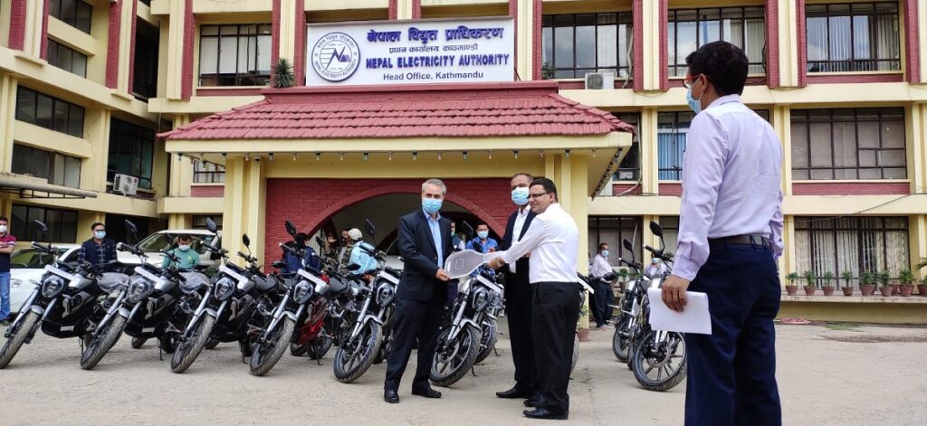 डी-लाइफस्टाइलद्धारा नेपाल विद्युत प्राधिकरणलाई १५ वटा इ-बाइक प्रदान