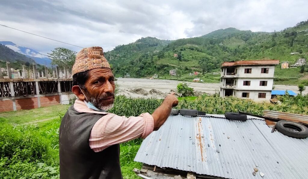 मेलम्ची–हेलम्बु बाढीपीडितलाई राहत वितरण