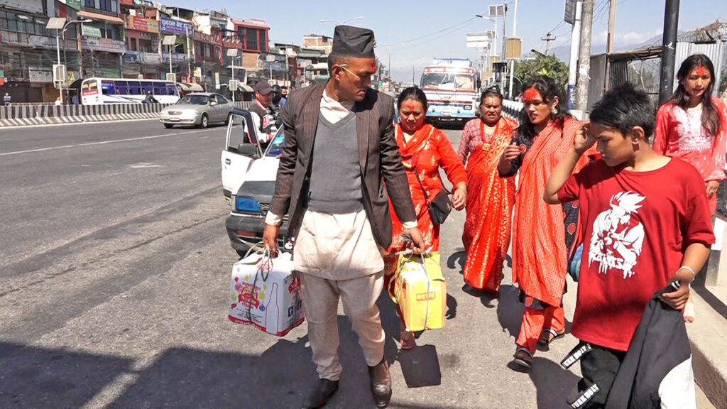 दशैंको तेस्रो दिन : टीका थाप्ने क्रम जारी, आजबाट सरकारी कार्यालय खुल्दै