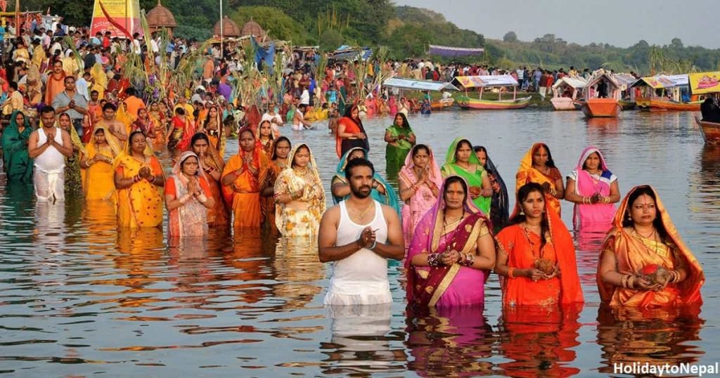 उदाउँदो सूर्यलाई अर्घ्य दिँदै सकियो छठ