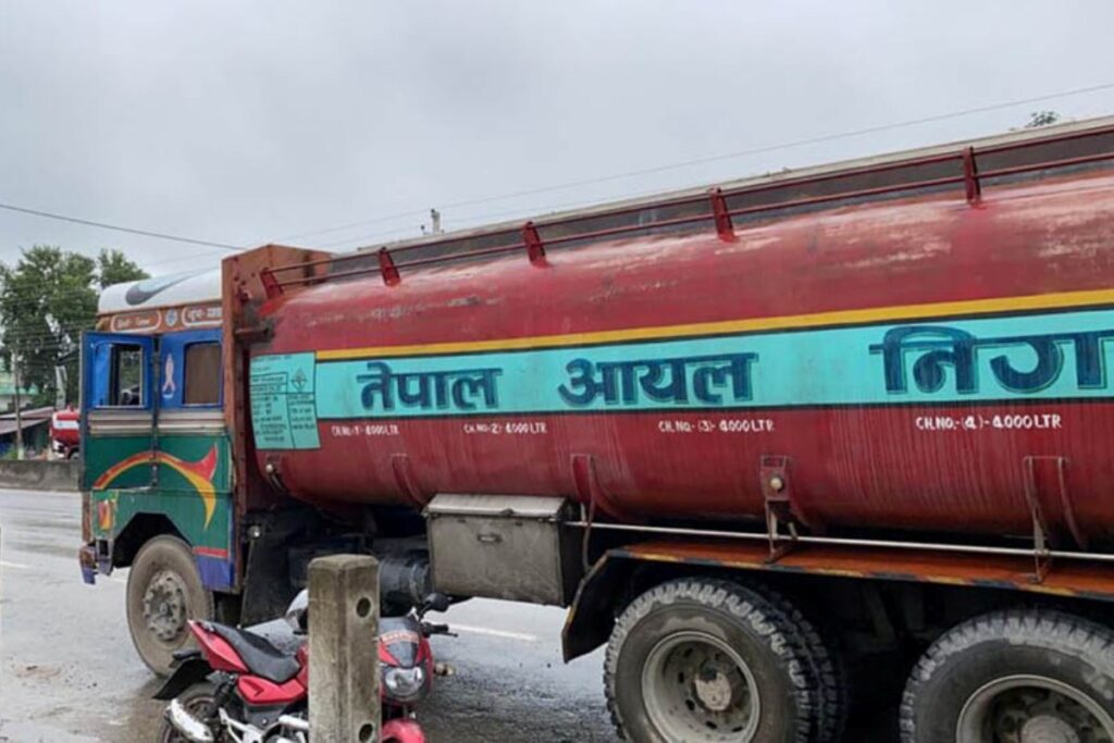 डिपोको पार्किङबाटै डिजेलसहितको ट्याङ्कर चोरी