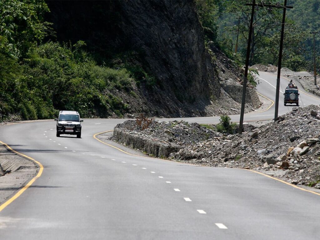 त्रिशूलीमा कार खस्यो, तीन जना बेपत्ता