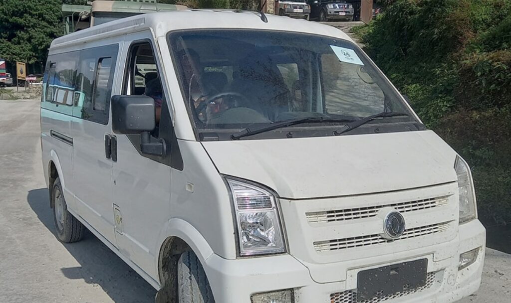 रसुवा नाकाबाट विद्युतीय माइक्रोबस आयात बढ्दो