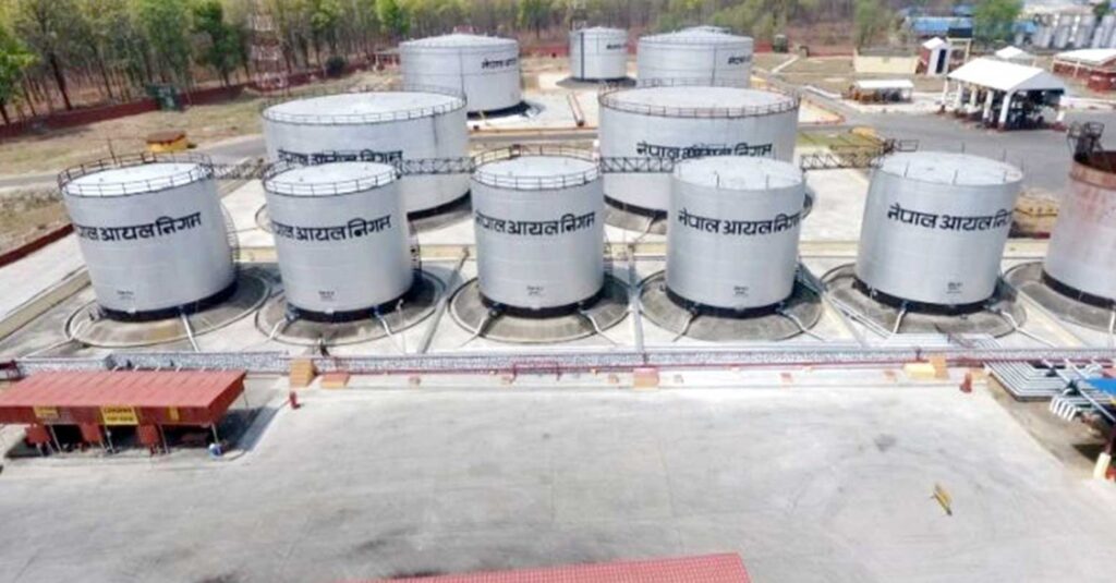 हवाईजहाजमा भर्दा तेल चोरी, डिजेलमा मिसाएर बेच्छन् डिपोका कर्मचारी