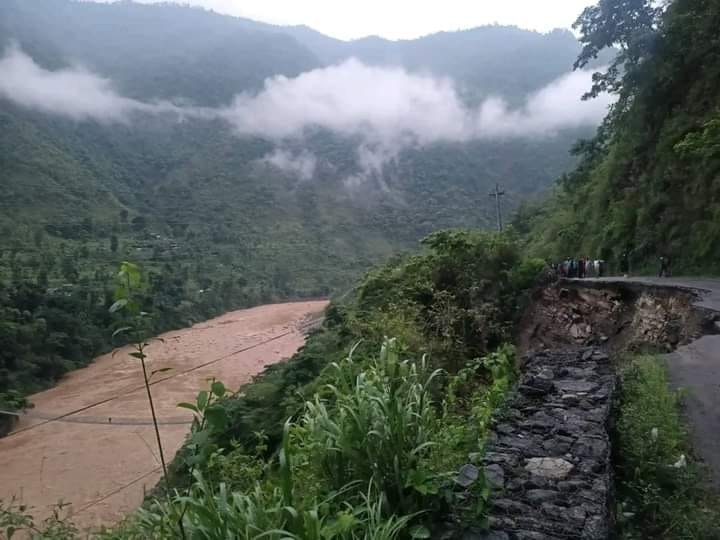 तनहुँकाे आँबुखैरेनीमा भासिएको सडकबाट कार र मोटरसाइकल खस्यो