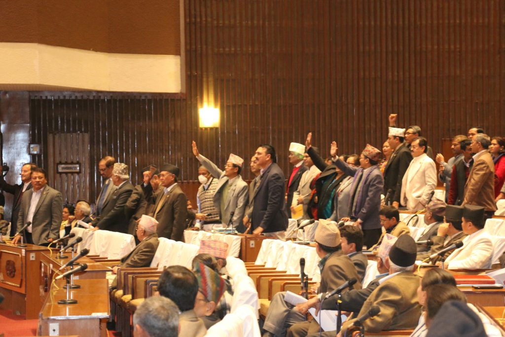 गभर्नर अधिकारी एमालेको अर्थ विभागमा रहेको भन्दै माओवादी सांसदद्वारा छानबिनकाे माग